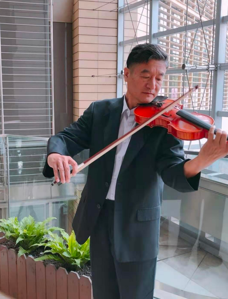 作者董利钢演奏小提琴 / Author Dong Ligang playing the violin